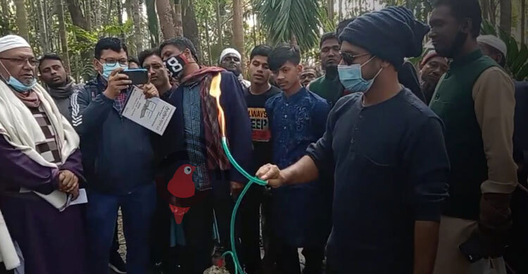 নলকূপের পাইপ থেকে গ্যাস বের হওয়া সেই এলাকা পরিদর্শন বাপেক্সের