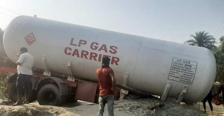 ৩১ ঘণ্টা পর মহাসড়ক থেকে সরানো হলো সেই সিলিন্ডারবাহী ট্রাক