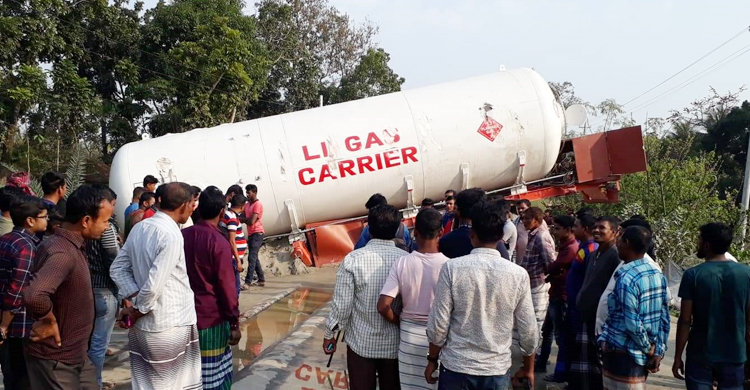 ৩১ ঘণ্টা পর মহাসড়ক থেকে সরানো হলো সেই সিলিন্ডারবাহী ট্রাক
