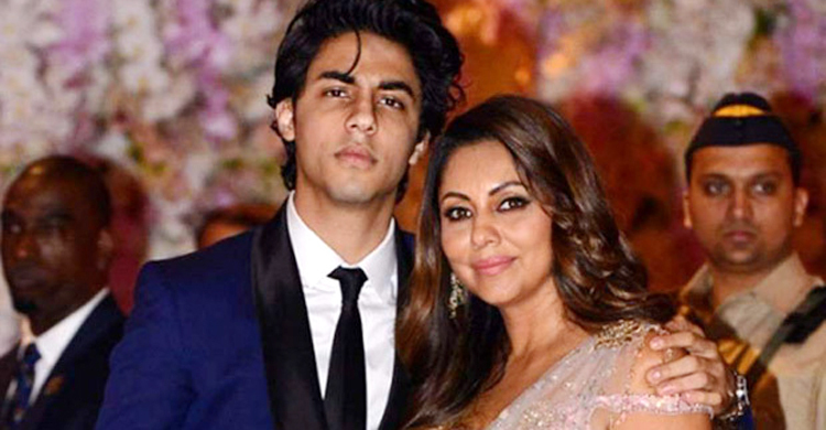 ছেলে জামিন না পাওয়ায় ভেঙে পড়েছেন গৌরি খান