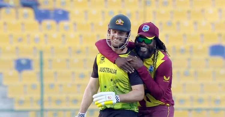 আউট করে ব্যাটসম্যানের ঘাড়েই লাফিয়ে উঠলেন গেইল