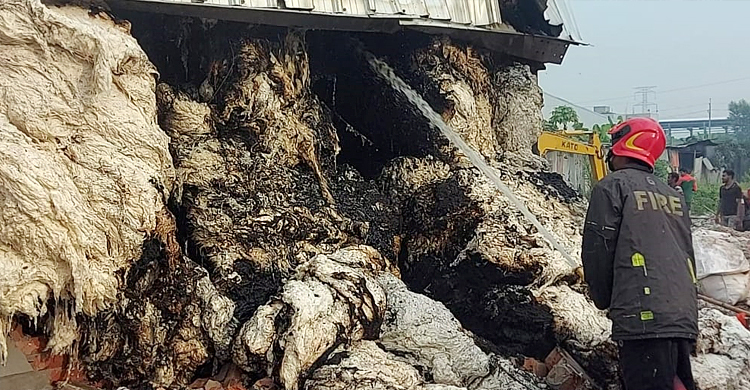 টেক্সটাইল মিলে তুলার গুদামের আগুন ১৩ ঘণ্টা পর নিয়ন্ত্রণে