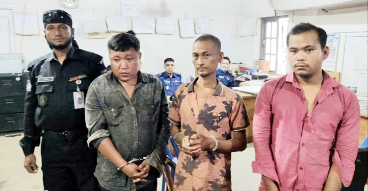 খাগড়াছড়িতে দুই বস্তা গাঁজাসহ আটক ৩