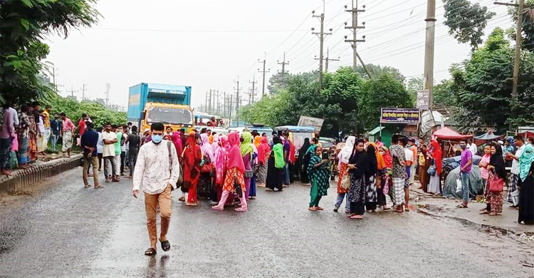 গাজীপুরে মহাসড়ক অবরোধ করে পোশাক শ্রমিকদের বিক্ষোভ