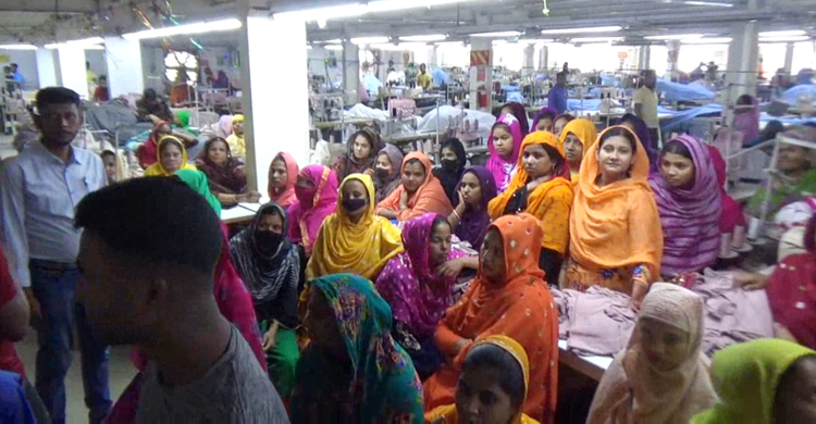 কারখানা মালিকের গরু বিক্রি করে শ্রমিকদের বেতন দিলো প্রশাসন