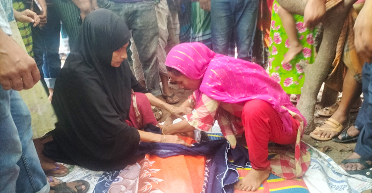 ছাদ থেকে নির্মাণসামগ্রী ফেলায় প্রাণ গেলো শিশুর