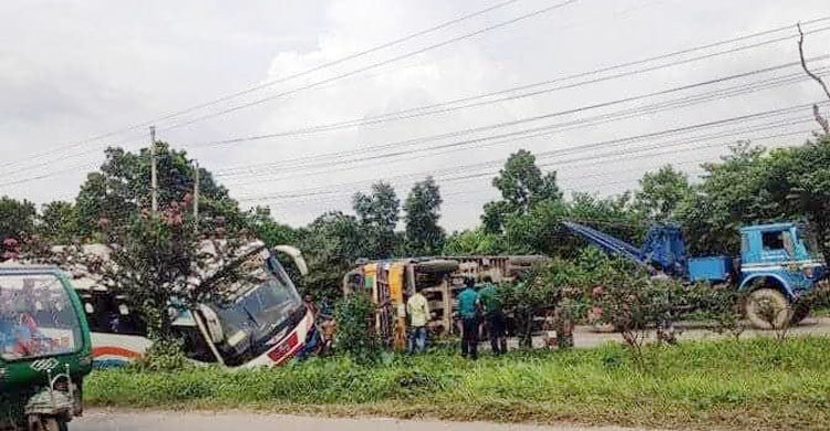 চালকের দক্ষতায় বেঁচে গেল বাসের সব যাত্রী