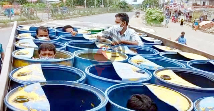 মাছের ড্রাম থেকে বেরিয়ে এলেন ১০ যাত্রী