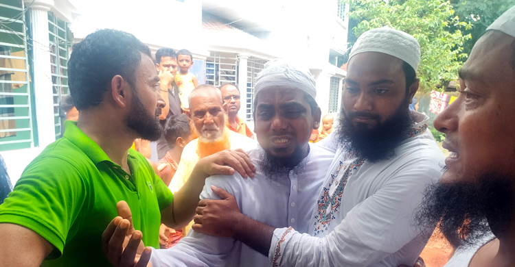 ছাদ থেকে নির্মাণসামগ্রী ফেলায় প্রাণ গেলো শিশুর