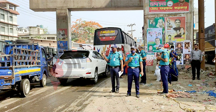 ঘরমুখো মানুষের চাপ বাড়ছে দুই মহাসড়কে