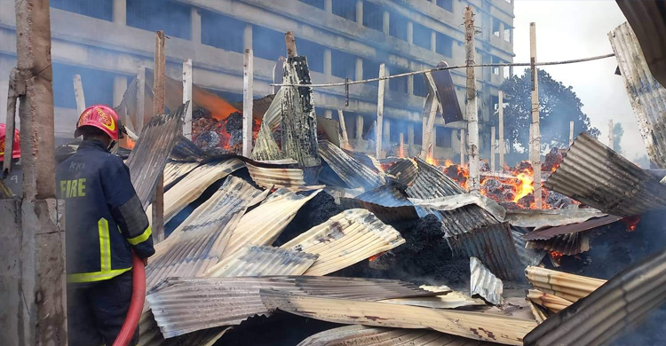 গাজীপুরে ঝুটের গুদামে আগুন, নিয়ন্ত্রণে ৪ ইউনিট