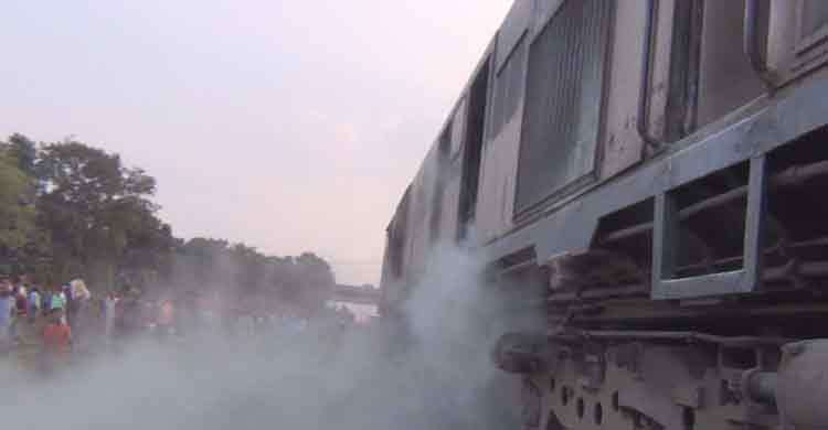 এবার গাজীপুরে ট্রেনের ইঞ্জিনে আগুন