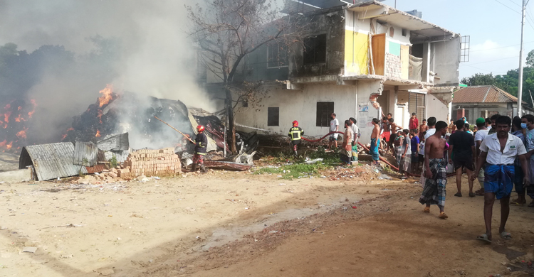 গাজীপুরে ঝুটের গুদামে আগুন