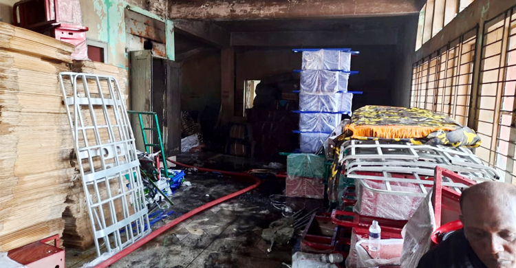 গাজীপুরে ইজিবাইকের গুদামে আগুন