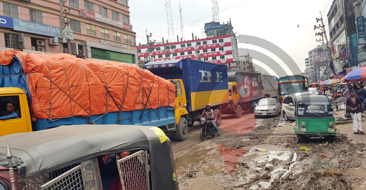 গাজীপুরে দুই মহাসড়কে থেমে থেমে চলছে গাড়ি