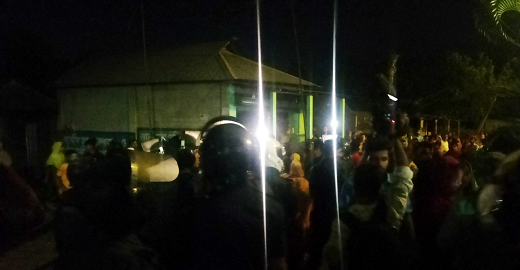 গাজীপুরে বেতন না পেয়ে শ্রমিকদের বিক্ষোভ