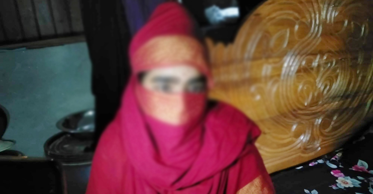 বিয়ের দাবি নিয়ে প্রেমিকের বাড়িতে প্রবাসীর স্ত্রীর অনশন