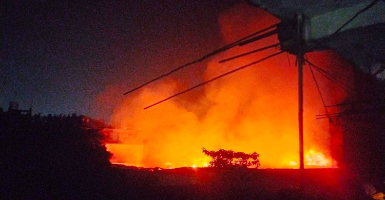 গাজীপুরে কাপড়ের মার্কেটে ভয়াবহ আগুন, বড় ক্ষতির আশঙ্কা