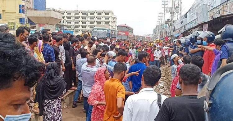 কারখানা স্থানান্তরের প্রতিবাদে মহাসড়কে শ্রমিকরা