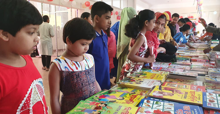 গাজীপুরে আইডিয়াল বই মেলায় শিশুদের ভিড়
