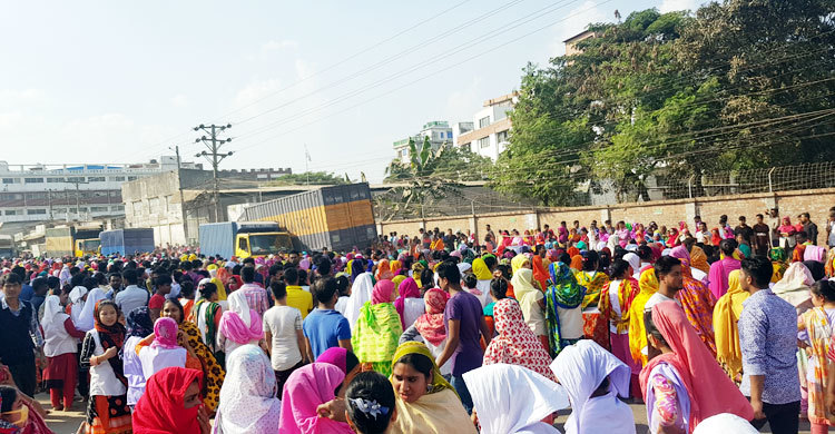 বকেয়া বেতনের দাবিতে শ্রমিকদের সড়ক অবরোধ