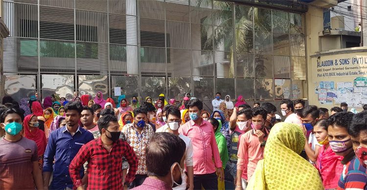 টঙ্গীতে লকডাউন ভেঙে বেতনের দাবিতে শ্রমিকদের বিক্ষোভ
