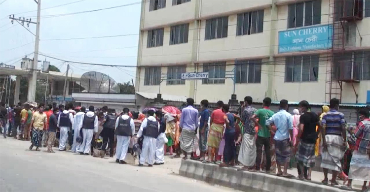 কারখানায় ঢুকতে গিয়ে জানতে পারলেন চাকরি নেই