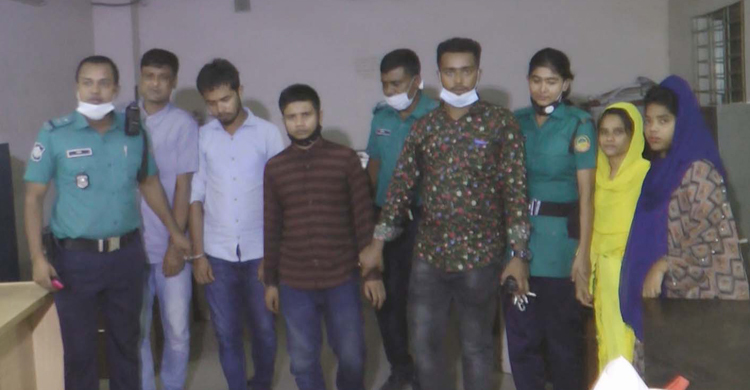 লোভ দেখিয়ে বাসায় ডেকে নিয়ে ছিনতাই করেন তারা