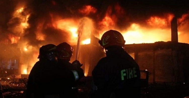 গভীর রাতে প্লাস্টিক কারখানায় ভয়াবহ আগুন