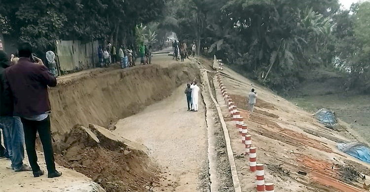 ৮ ফুট দেবে গেছে শ্রীপুর-কাপাসিয়া সড়ক, যোগাযোগ বিচ্ছিন্ন