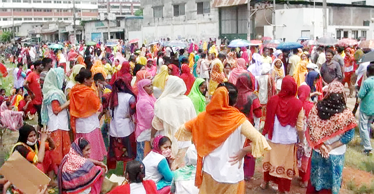গাজীপুরে বেতনের দাবিতে শ্রমিকদের সড়ক অবরোধ