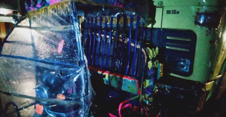 গাজীপুরে ট্রাকচাপায় প্রাণ গেল দুইজনের