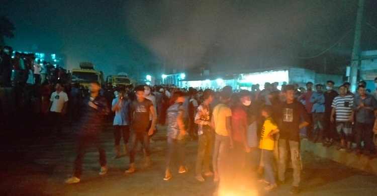 গাজীপুরে মহাসড়ক অবরোধ করে পোশাকশ্রমিকদের বিক্ষোভ