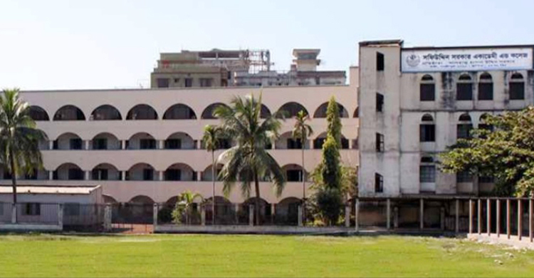 স্কুলড্রেস পরে ধূমপান: চার ছাত্রী বহিষ্কার