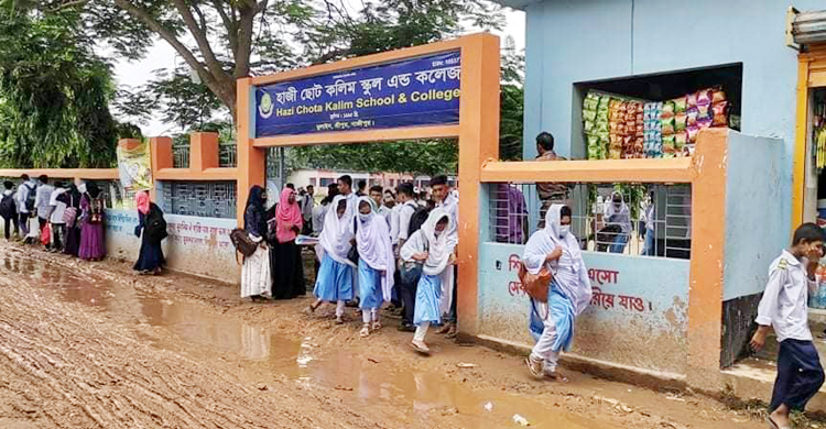 এসএসসি পরীক্ষার কক্ষ থেকে ফেসবুক লাইভ, দুই শিক্ষার্থী বহিষ্কার
