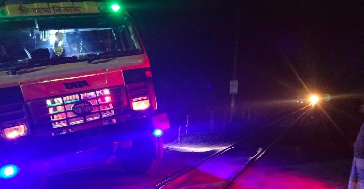 রেললাইনে বিকল ট্রাক, দুর্ঘটনা থেকে রক্ষা পেল মহুয়া কমিউটার ট্রেন