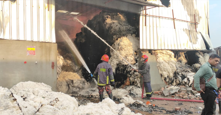 গাজীপুরে টেক্সটাইল মিলের গুদামে আগুন, নিয়ন্ত্রণে ৫ ইউনিট