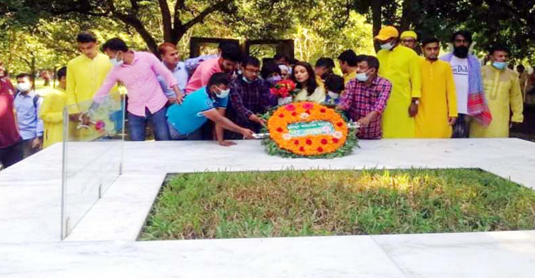 হুমায়ূন আহমেদের জন্মদিনে নুহাশপল্লীতে ভক্তদের ভিড়