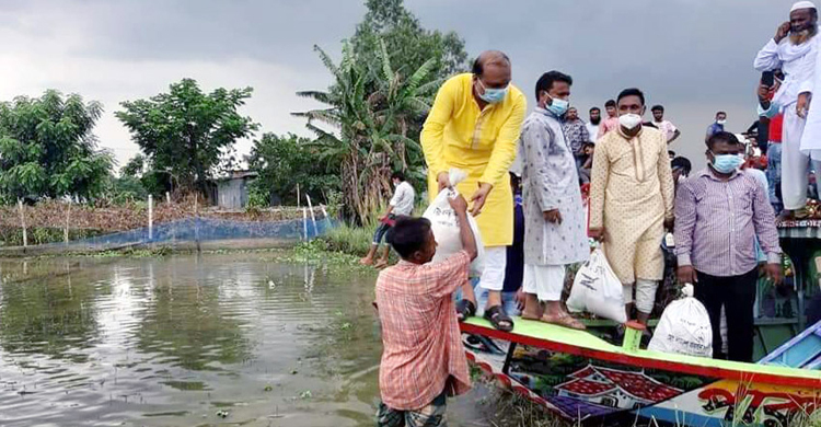 যুবলীগের উদ্যোগে বন্যাদুর্গতদের মাঝে ত্রাণ বিতরণ