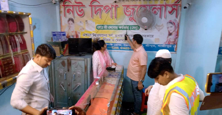 ককটেল ফাটিয়ে-গুলি করে দুই স্বর্ণের দোকানে ডাকাতি
