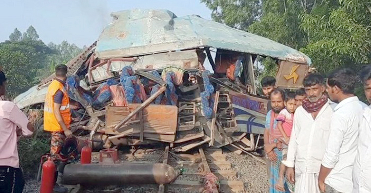 বাসে ট্রেনের ধাক্কায় নারী নিহত, উত্তরবঙ্গের সঙ্গে রেল চলাচল বন্ধ