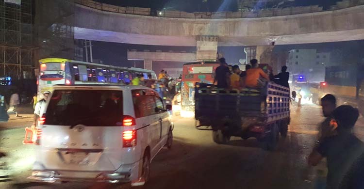 গাজীপুর মহাসড়কে মানুষের ভিড়, গণপরিবহনের সংকট