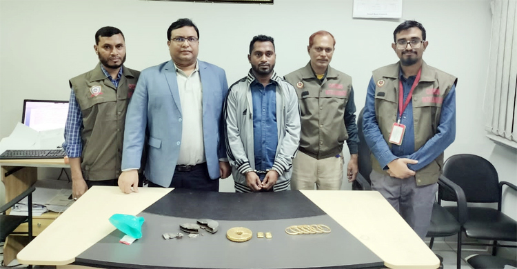 শাহ আমানত বিমানবন্দরে আড়াই কেজি সোনাসহ যাত্রী আটক