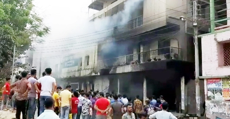 আশুগঞ্জ সেতুর টোলপ্লাজায় পুলিশ ক্যাম্পে অগ্নিসংযোগ