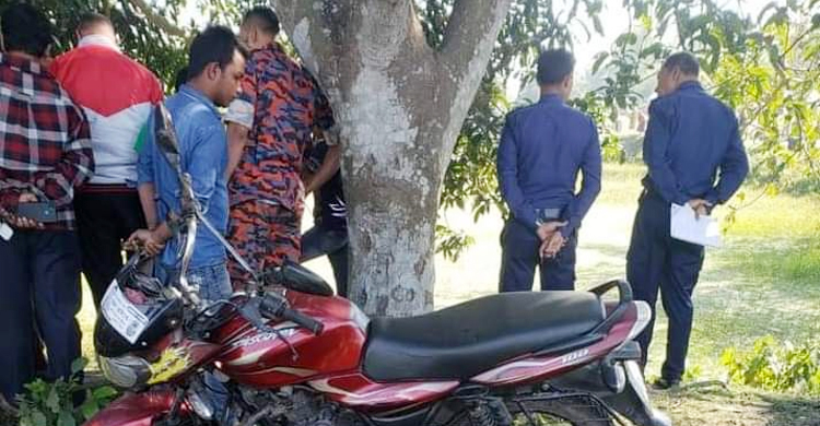 পুকুর পাড়ে পড়েছিল মোটরসাইকেল-হেলমেট, খোঁজ নেই ব্যবসায়ীর