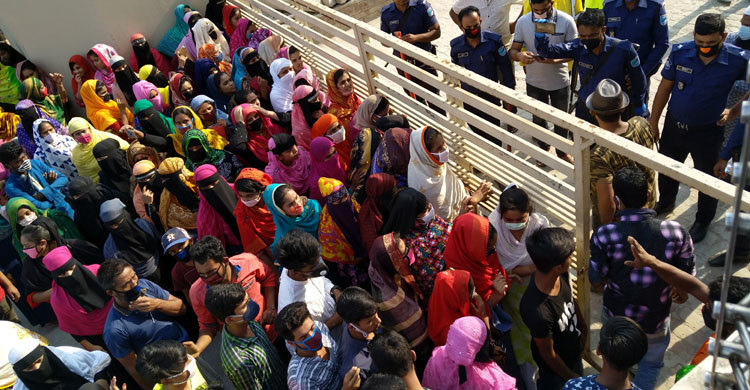 বেতন দেয়ার আশ্বাসে কাজ করে নিল মালিকপক্ষ, শ্রমিকদের বিক্ষোভ