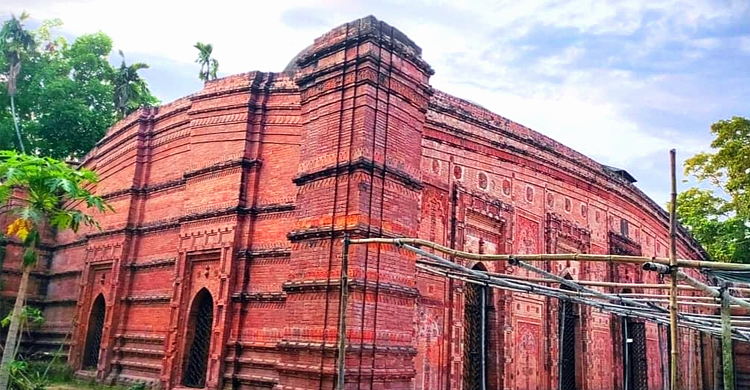 নজরকাড়া গঠনশৈলীর আউলিয়া মসজিদ