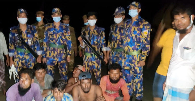 নিষেধাজ্ঞা অমান্য করে সাগরে মাছ ধরতে গিয়ে ২৫ রোহিঙ্গা ধরা