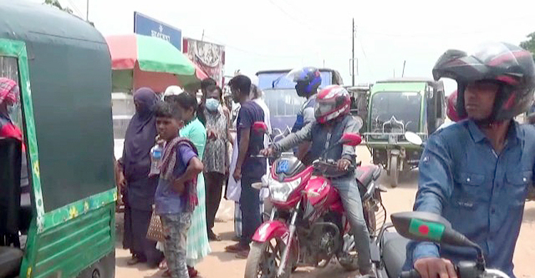 দৌলতদিয়ায় ঢাকাফেরত যাত্রীদের চাপ