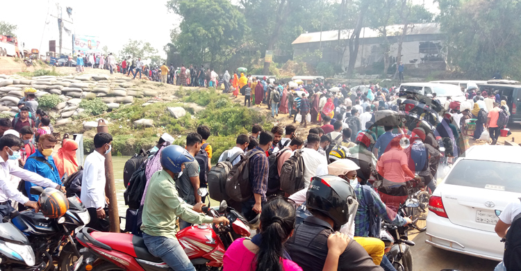 কর্মমুখী মানুষের চাপ পাটুরিয়া-দৌলতদিয়ায়